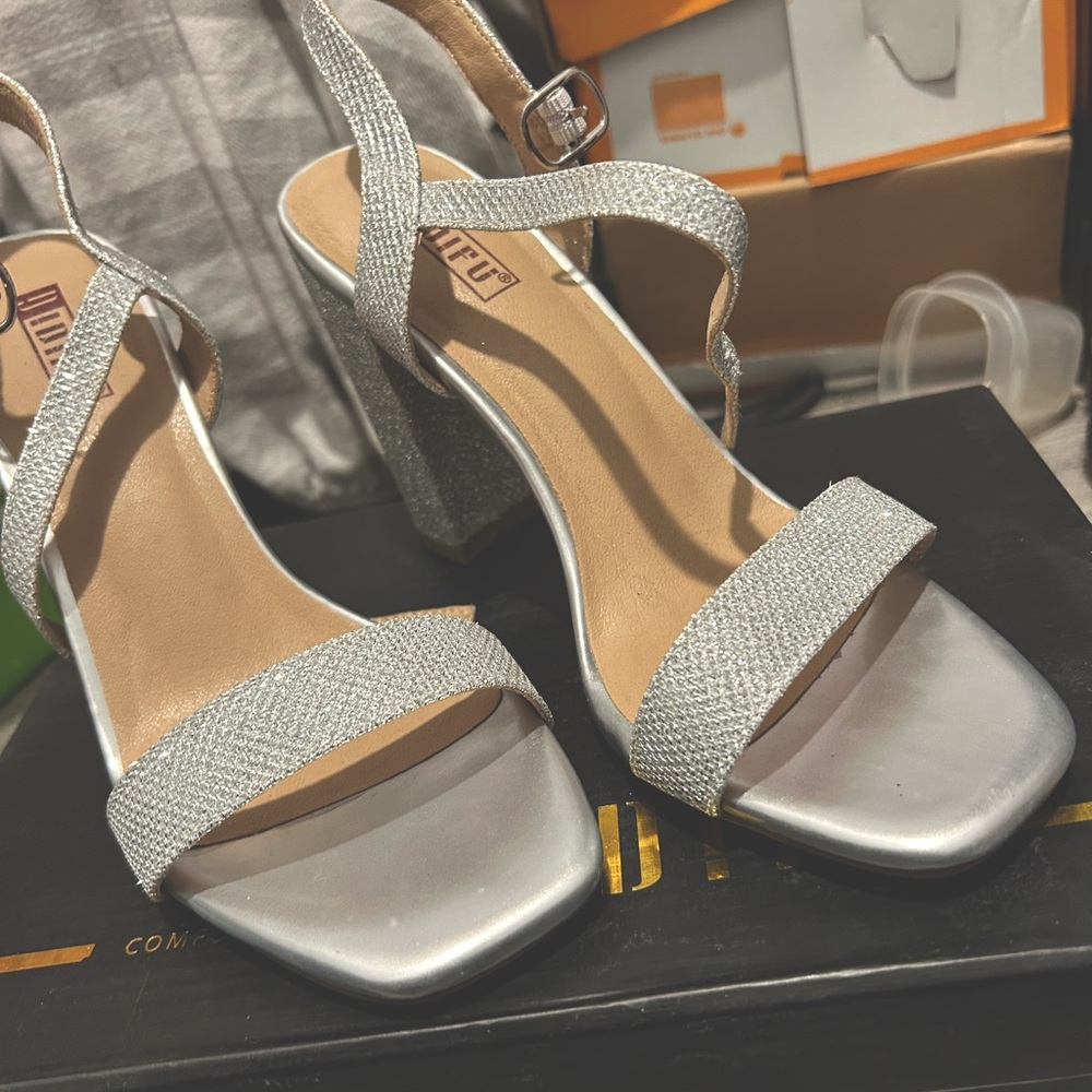 !d!fu comfort in fashion heels 7 1”2
(from a smoke free and pet free home.)